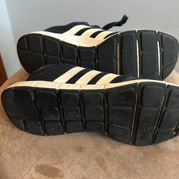 Adidas- Kids size 5 - Picture 4 of 8